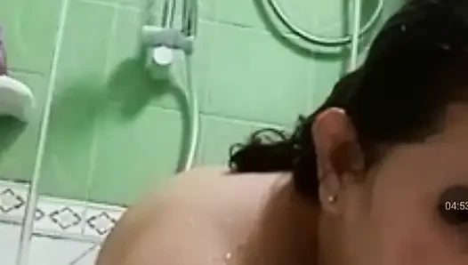 Sadece sabah banyo yaparken izliyorum