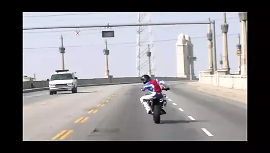 Kimberly, çıkmazlarından çıkma umuduyla ateşli esmer Jenni ile bir depoda sikişiyor.