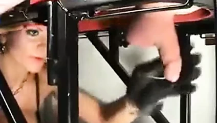 Asılı horozunu ve toplarını kum torbası olarak kullanmak