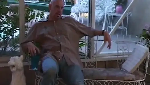 Esmer hatun iki adamla yoğun üçlü seks yapıyor