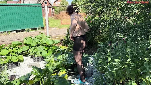 Külotlu çorapla dışarıda bahçe yapan olgun evli kadın azgın kocası tarafından sikiliyor