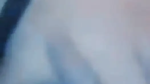 Bir kadının sevgilisiyle görüntülü görüşme bile emziriyor
