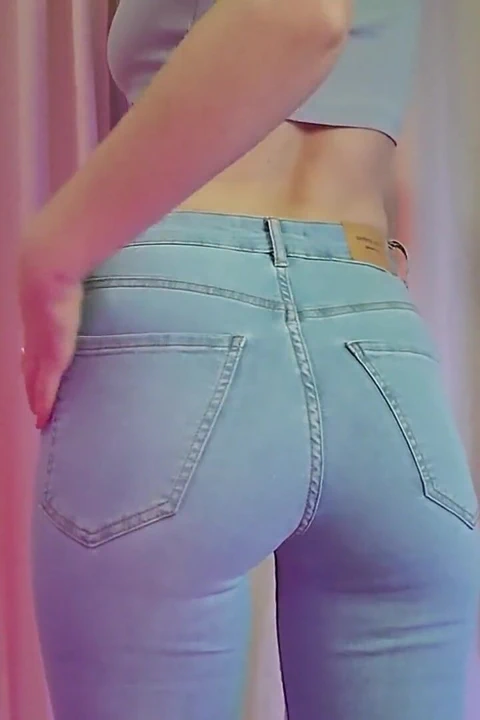 Redhead Striptease Out of Skinny Jeans