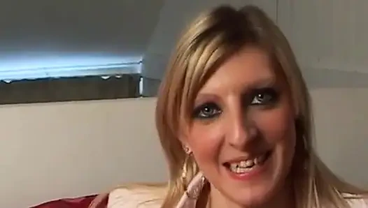 Sarışın Fransız genç kız yarak emerken oyuncaklarıyla oynuyor