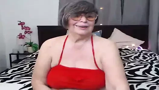 Gösteriş yapan yaşlı kadın