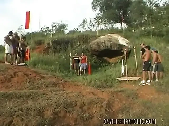 Nehirde üç çıplak