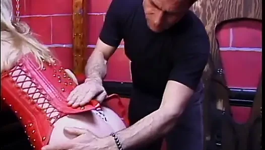 Kırmızı korseli şişman sarışın kızıl saçlının memelerini emiyor
