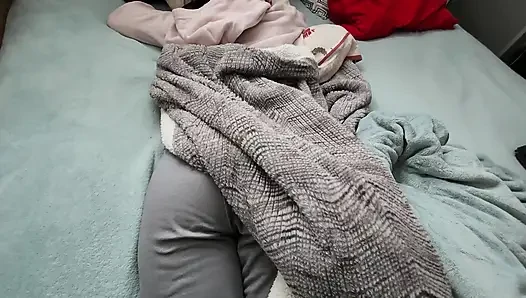 Ateşli oda arkadaşına dokunuyor