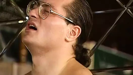 Üç süper seksi Alman sürtük üç vahşi adamı memnun ediyor