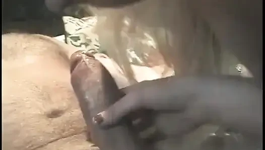 Uzun saçlı sarışın güzel adam boşalana kadar sakso çekiyor