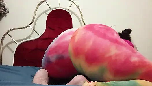 Perla Sofía evde tek başına oynuyor