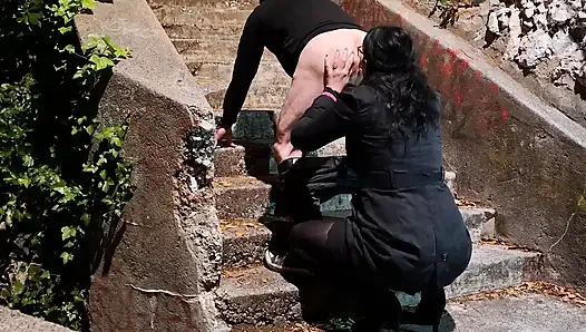 Ateşli orta yaşlı seksi kadın herkesin içinde açık havada götümü yalıyor