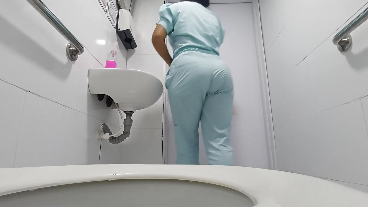 Umumi banyo hemşireyi kayda alıyor