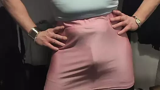 Holly'nin mini eteğinin içinde şişkinlik var