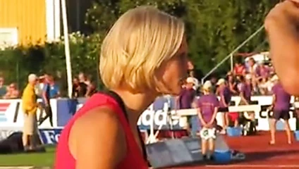 Carolina kluft vücudunu sergiliyor