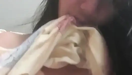 Memelerini Gösteriyor