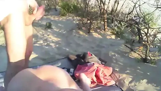 Kum tepelerinde yakalandı, deniz kenarında riskli bir an