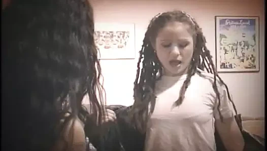 minyon kızlar am suları ile oynamak