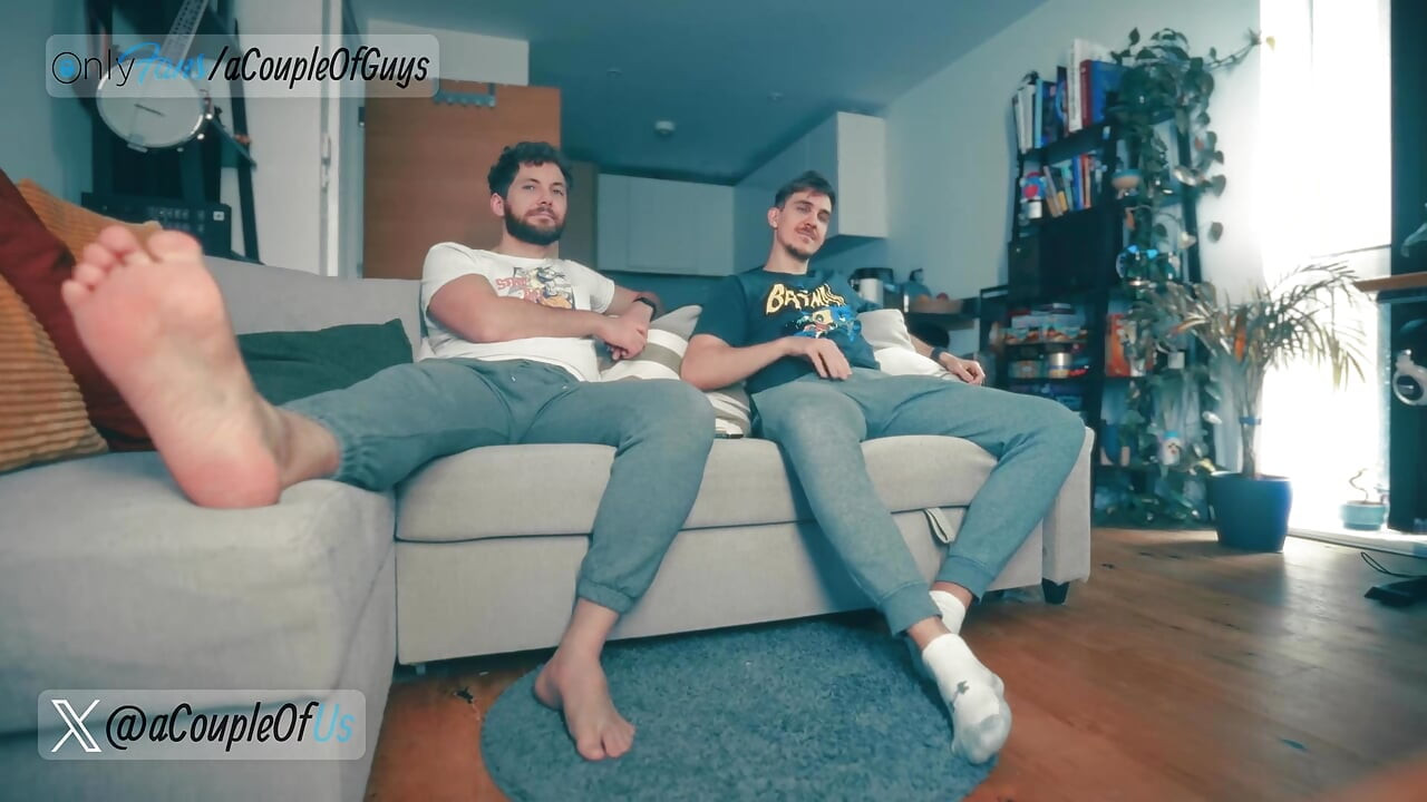 Erkek kardeşimle televizyon izlerken sert sikişiyorum