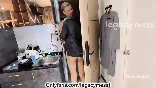 Güzel seksi büyük memeli Asyalı transeksüel sikişiyor ve büyük yarakla anal sikiliyor