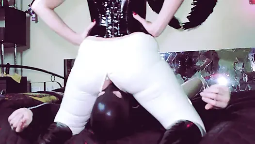 Kadın egemenliği yüze oturan sahibe Eva dominatrix lateks orta yaşlı seksi kadın bdsm sapık fetişi leggins çizmeler
