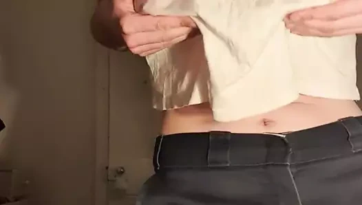 Giysilerin altında emzirme (neredeyse cumming)