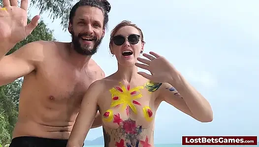 Azgın bir çift plajda striptiz tic tac toe oynuyor