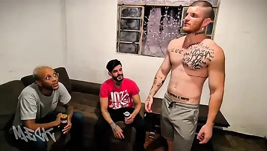 Flört yıldönümü hediyesi olarak çağrıldım ve hediyesinden çok memnun.