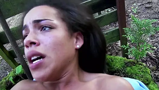 Seksi esmer için açık havada üçlü seks