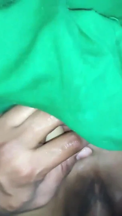 Ev sahibi komşu desi kızı gördü büyük götlü amcık ayakla muamele seks videosu sikiş, Hintçe edepsiz konuşma | Klip 1