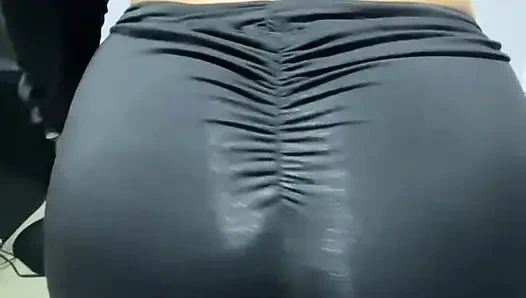 Ücret için geldi ve ona ödeme yapmadığı için onun yarağını emdim bölüm 1