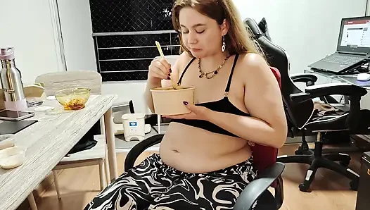 Nicole'ün Büyük Paket Doldurma - Göbek Ve Göt Azdırma