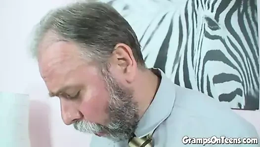 Genç fahişe yaşlı adamla üçlü seks yapıyor