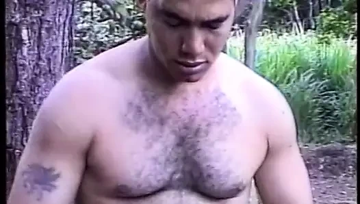 Güneş yanığı adam gf sonra başka bir adam tarafından kıçını çivilenmiş var