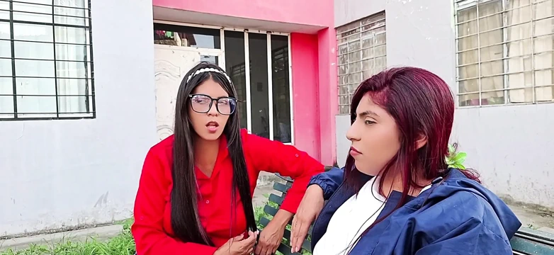 Büyük götlü arkadaşım ben izlerken yaşlı bir yabancıyla seks yapıyor.