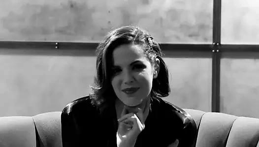 Bobbi bir korse ve çorap mastürbasyon yapıyor