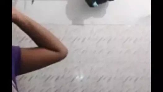 Hintli kız kamera şovunda değerli vücut varlıklarını gösteriyor.