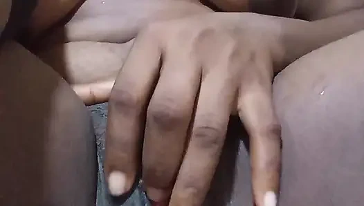 Pembe ve sulu amcığımı parmaklıyorum