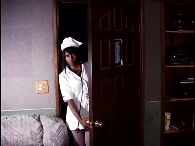 Zenci hemşire dizlerinin üzerinde yarakla sikişiyor
