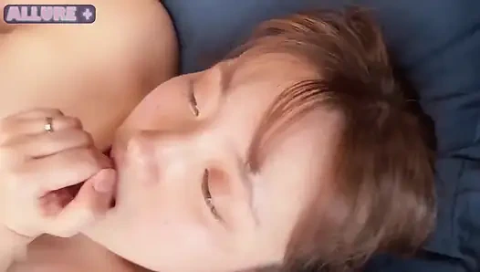 Saf şehvetli cazibesini yayan çekici evli kadın Hcupheat