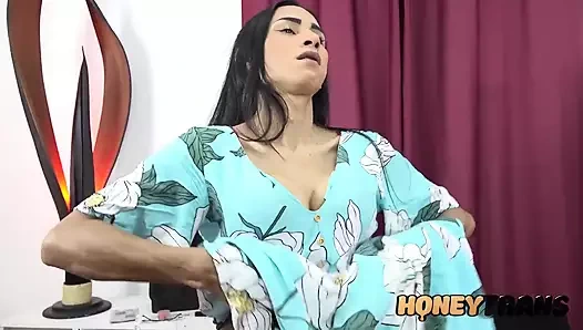 Büyük memeli trans re farias götle mastürbasyon yapıyor ve okşuyor