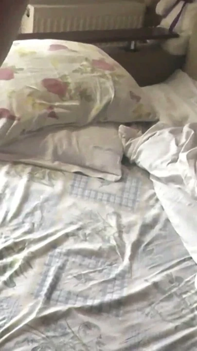Güzel seksi doğal sarışın olgun milf'in sabahı. Şeffaf sabahlık içinde, külotsuz. Erotik cinsel iç çamaşırı… | Klip 1