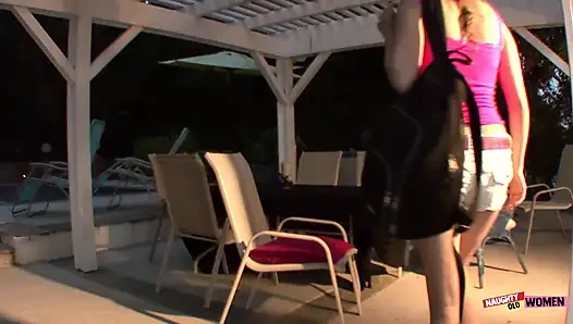 Büyük memeli esmer orta yaşlı seksi kadın kızını yalıyor ve parmaklarıyla boşaltıyor