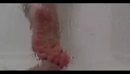 Seni duşta ayaklarımda izlerken yakaladım