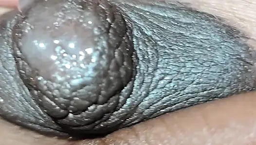 Üvey kız kardeşim yarağımı ve götünü emiyor ve amcığıma masaj yapıyor. Ve amcığının deliğine boşalıyor