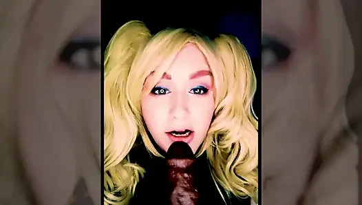 Komşunun ateşli sarışını büyük siyah sulu yarağını emmeyi denemek istiyor