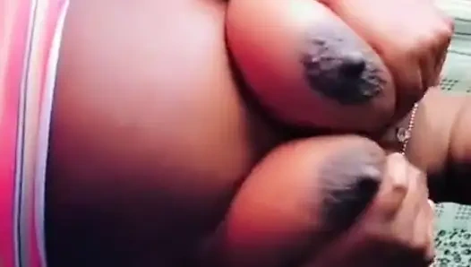 Ateşli Afrikalı kraliçe büyük göğüslerine masaj yapıyor