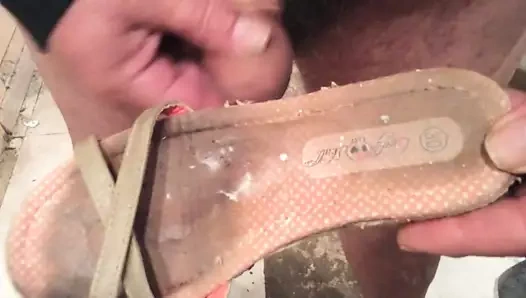 küçük ayakkabılar üzerinde Cum