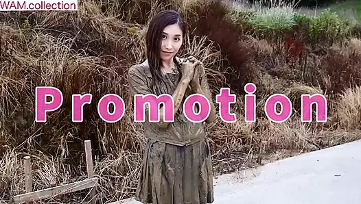 Çamurda oynuyor, okul üniformaları, dağınık oyun