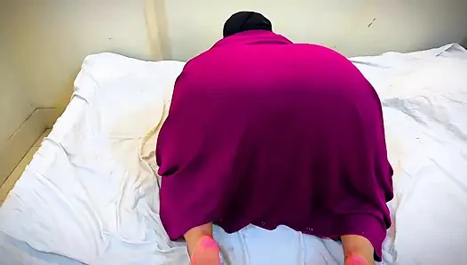 Arap tesettürlü kız oyuncağını tombul büyük göt deliğine sokuyor, zevk
